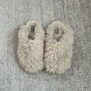 Cozy Cream Fuzzy Slippers